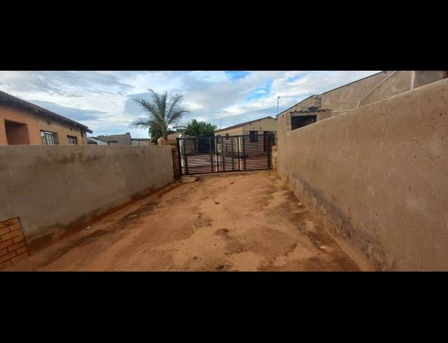 9 BEDROOM HOUSE FOR SALE IN INXIWENI